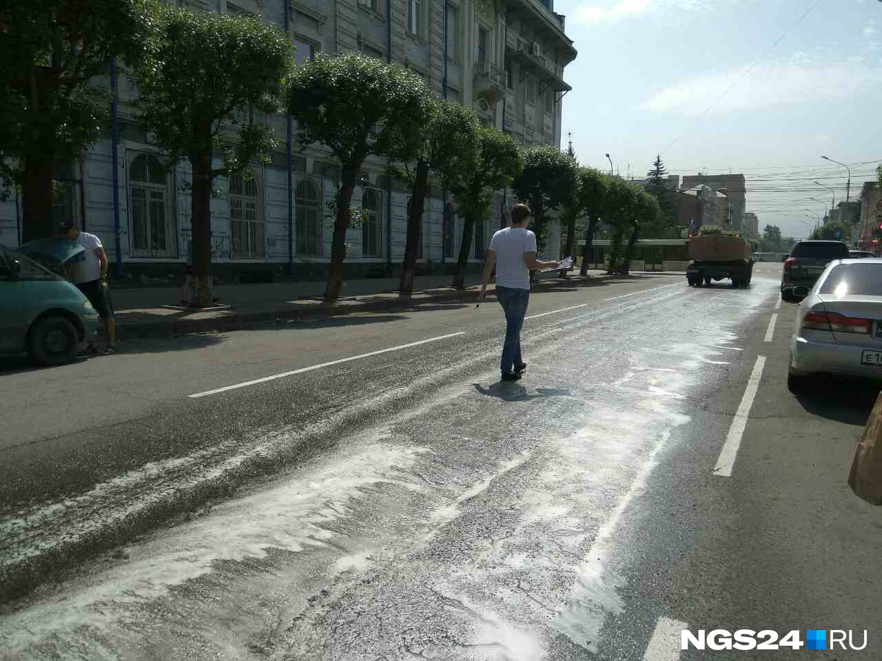В центре Красноярска моют дороги