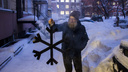 «Здесь 5 градусов!»: новосибирские художники сожгли снежинку на выставке в подвале без отопления
