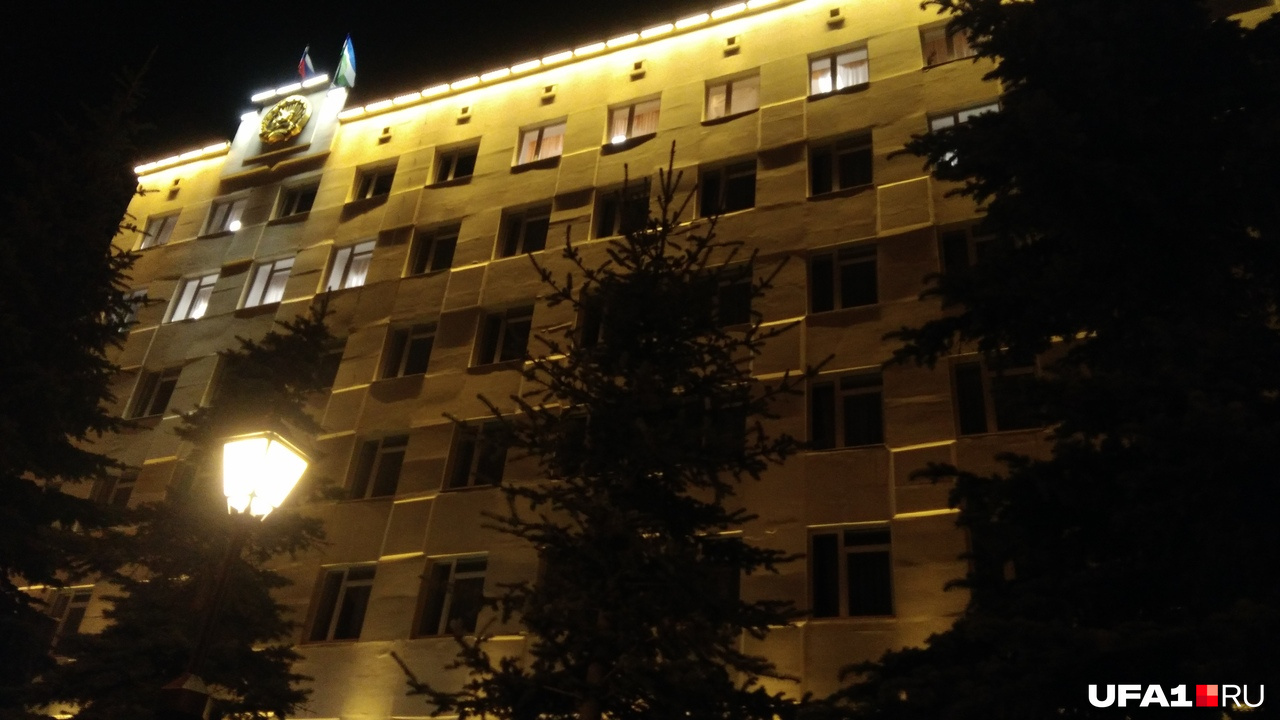 Свет на седьмом этаже здания Госсобрания РБ, где разместилась ЦИК, будет гореть до самого утра. А утром — итоги Свет на седьмом этаже здания Госсобрания РБ, где разместилась ЦИК, будет гореть до самого утра. А утром — итоги