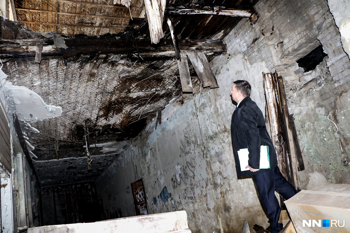 Сергей Баринов осматривает заброшенный дом 