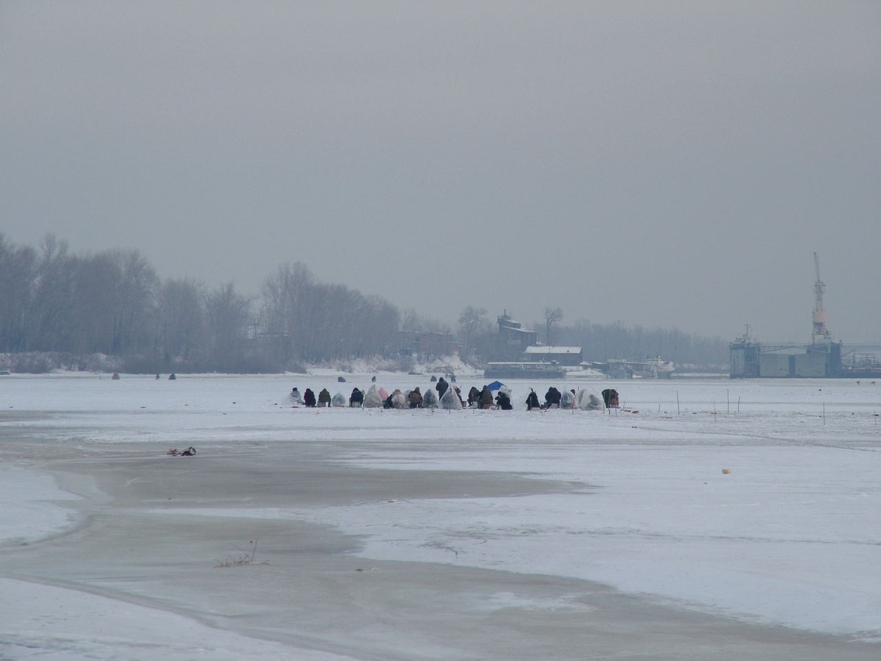 Рыбаки бесстрашно выходят на лед 