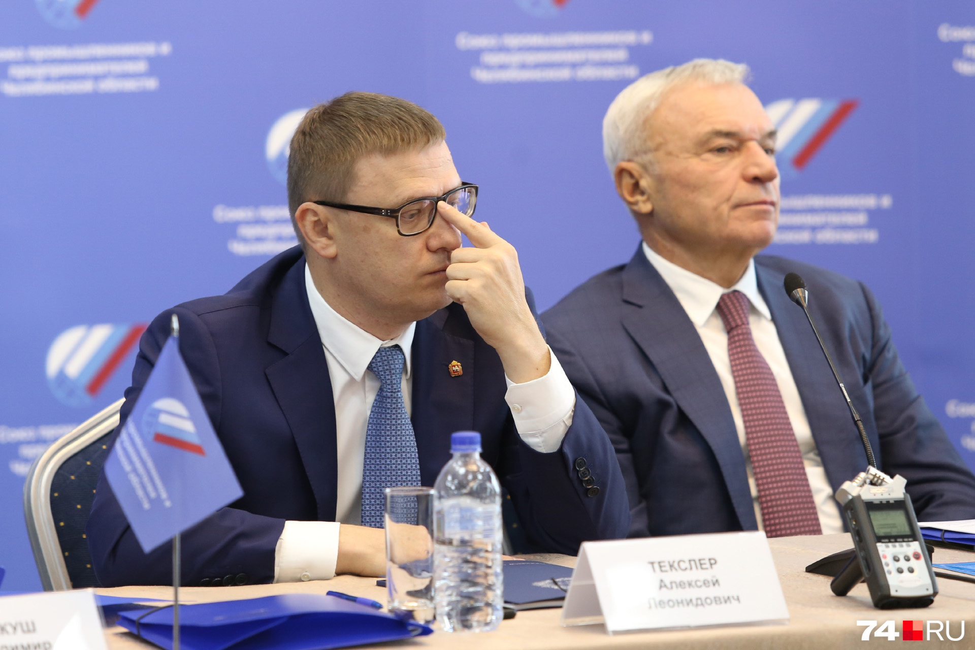 Владелец ММК Виктор Рашников (справа) в разговорах оперирует исключительно миллиардами Владелец ММК Виктор Рашников (справа) в разговорах оперирует исключительно миллиардами