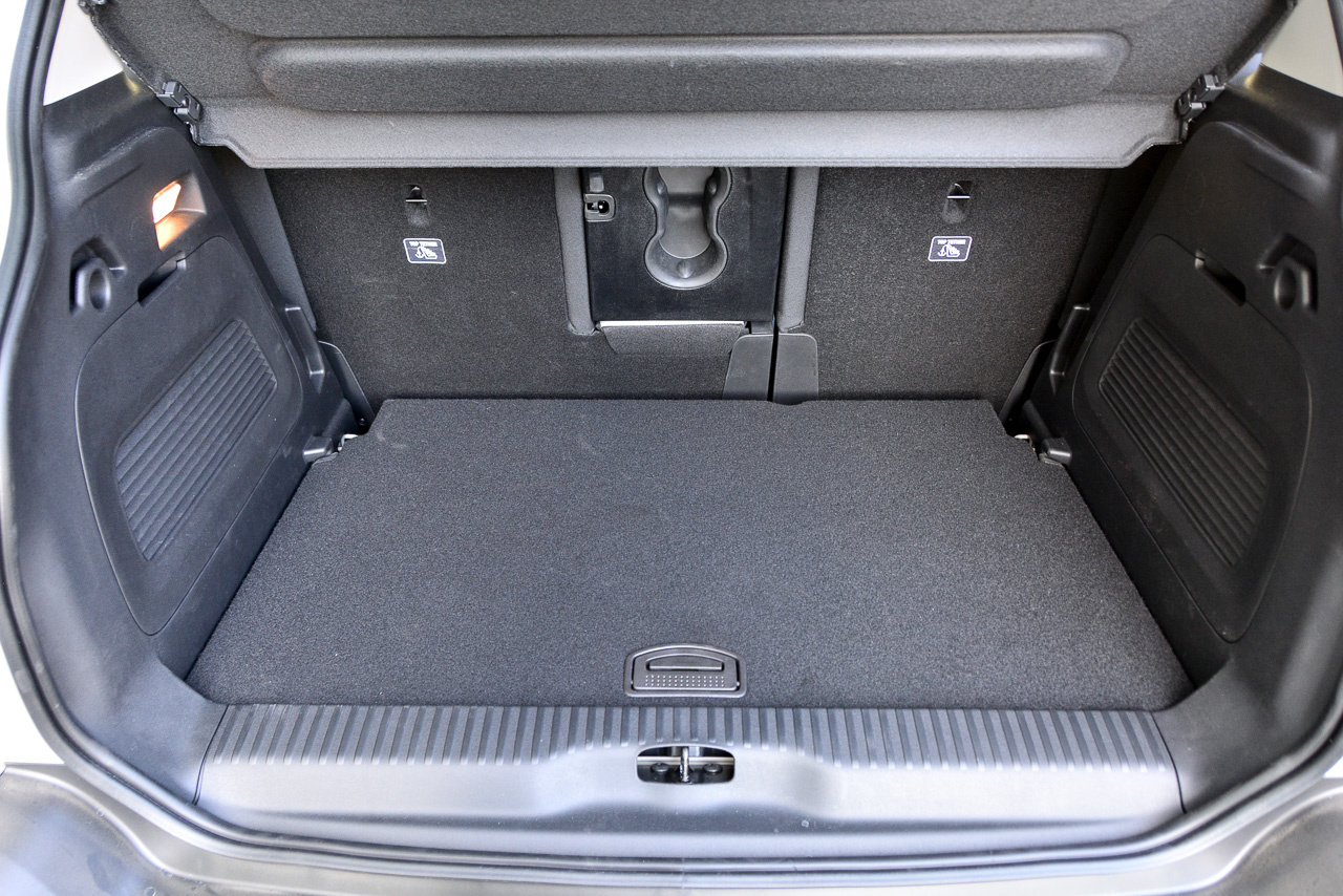 Объем багажника — 410 литров, порог невысокий, форма отсека удобная