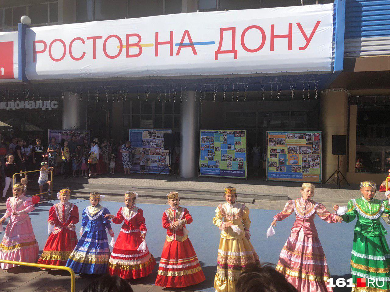Детские ансамбли поют возле Дворца творчества на Большой Садовой Детские ансамбли поют возле Дворца творчества на Большой Садовой