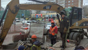 На Кошурникова начала протекать теплотрасса: улицу разрыли из-за угрозы метро