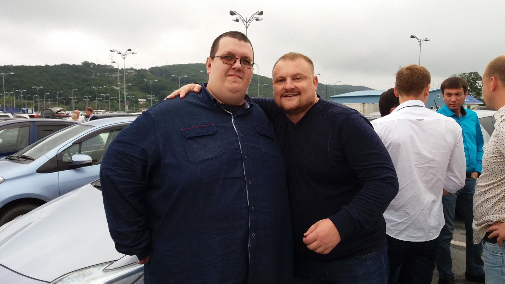 Алексей со своим стройным другом два года назад, теперь они примерно одной массы Алексей со своим стройным другом два года назад, теперь они примерно одной массы