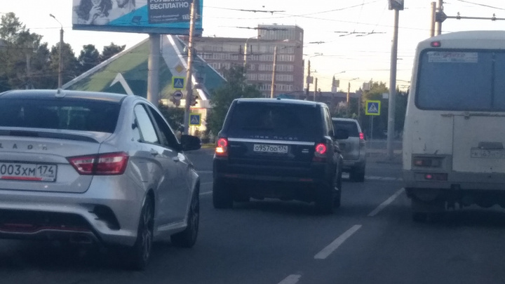 В Челябинске суд назначил наказание лихачу на Range Rover с номерами ООО, евшему мороженое за рулём