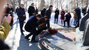 Молчали и крестились: в Ярославле в память о погибших в Кемерово возложили цветы
