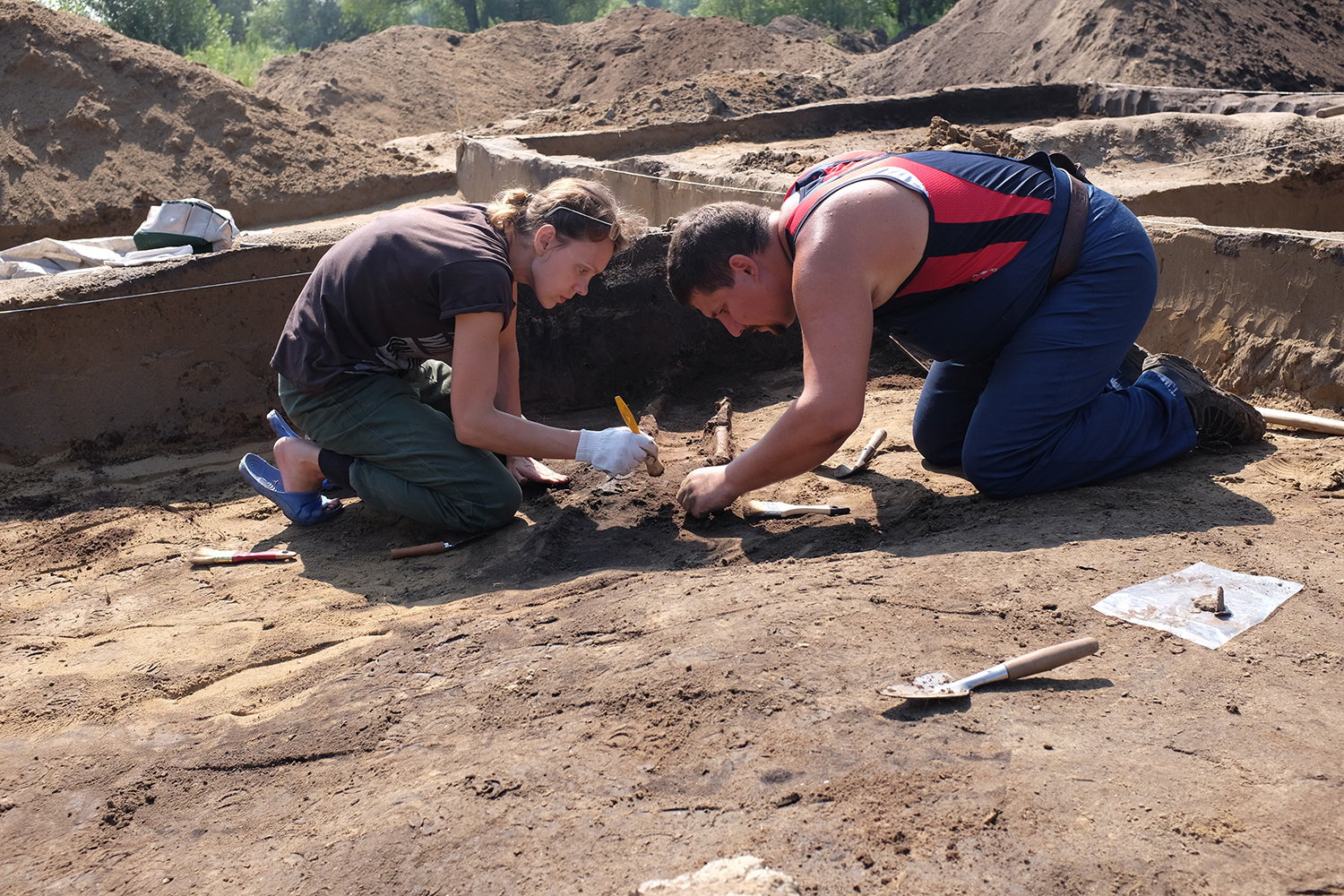 Археологи на раскопках памятника «Турист-2»