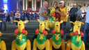 Оседлали верхом: фанаты из Австралии привезли с собой в Самару надувных кенгуру