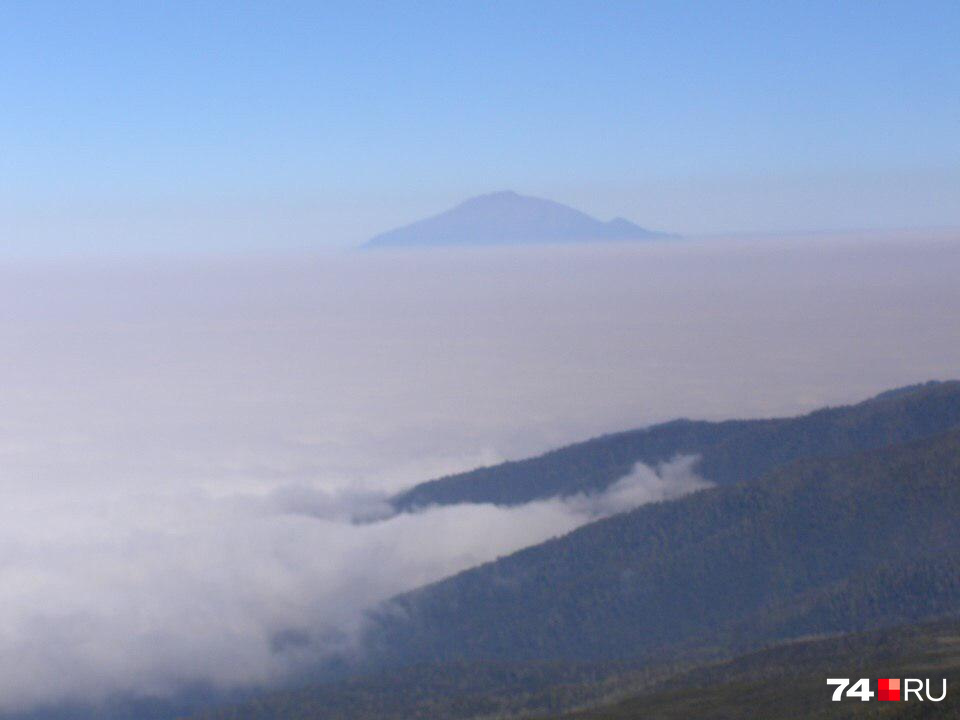 Килиманджаро — отдельно стоящая вершина, поэтому с пика видно в основном облака