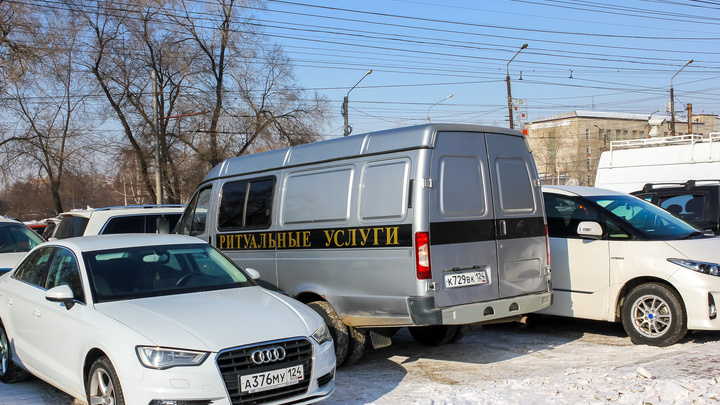 Владельцы павильонов устроили похороны своего бизнеса в Красноярске