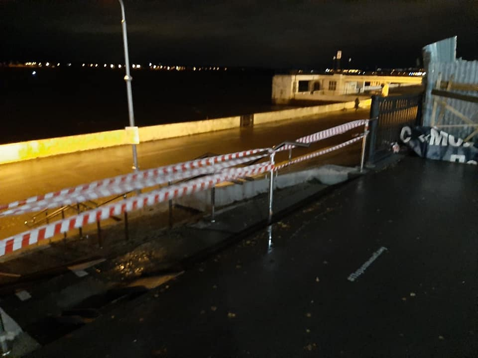 Выход на набережную перекрыли Выход на набережную перекрыли