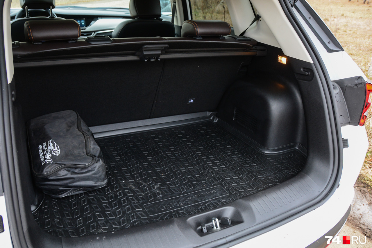 Объём багажника в 403 литра практически идентичен «кретовскому». Под полом — докатка