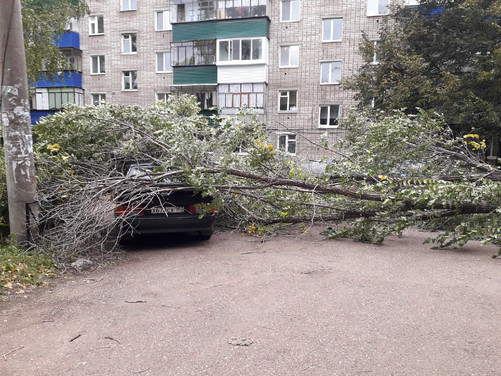 Машину просто припарковали во дворе Машину просто припарковали во дворе