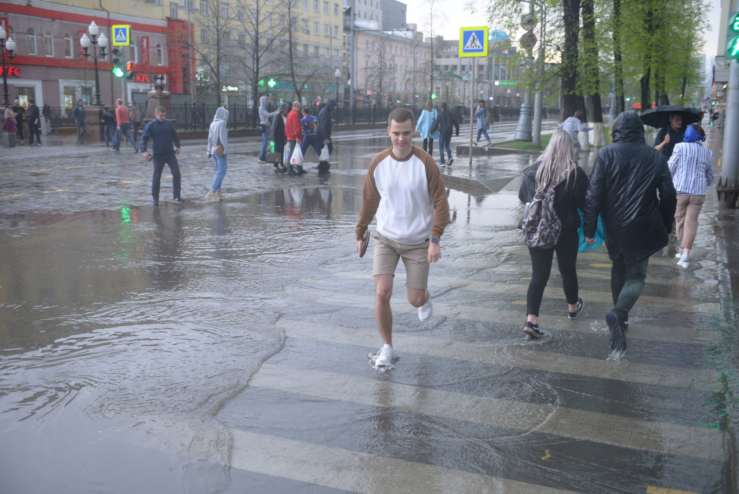 Пошла екатеринбург. Ливень в Екатеринбурге фото.