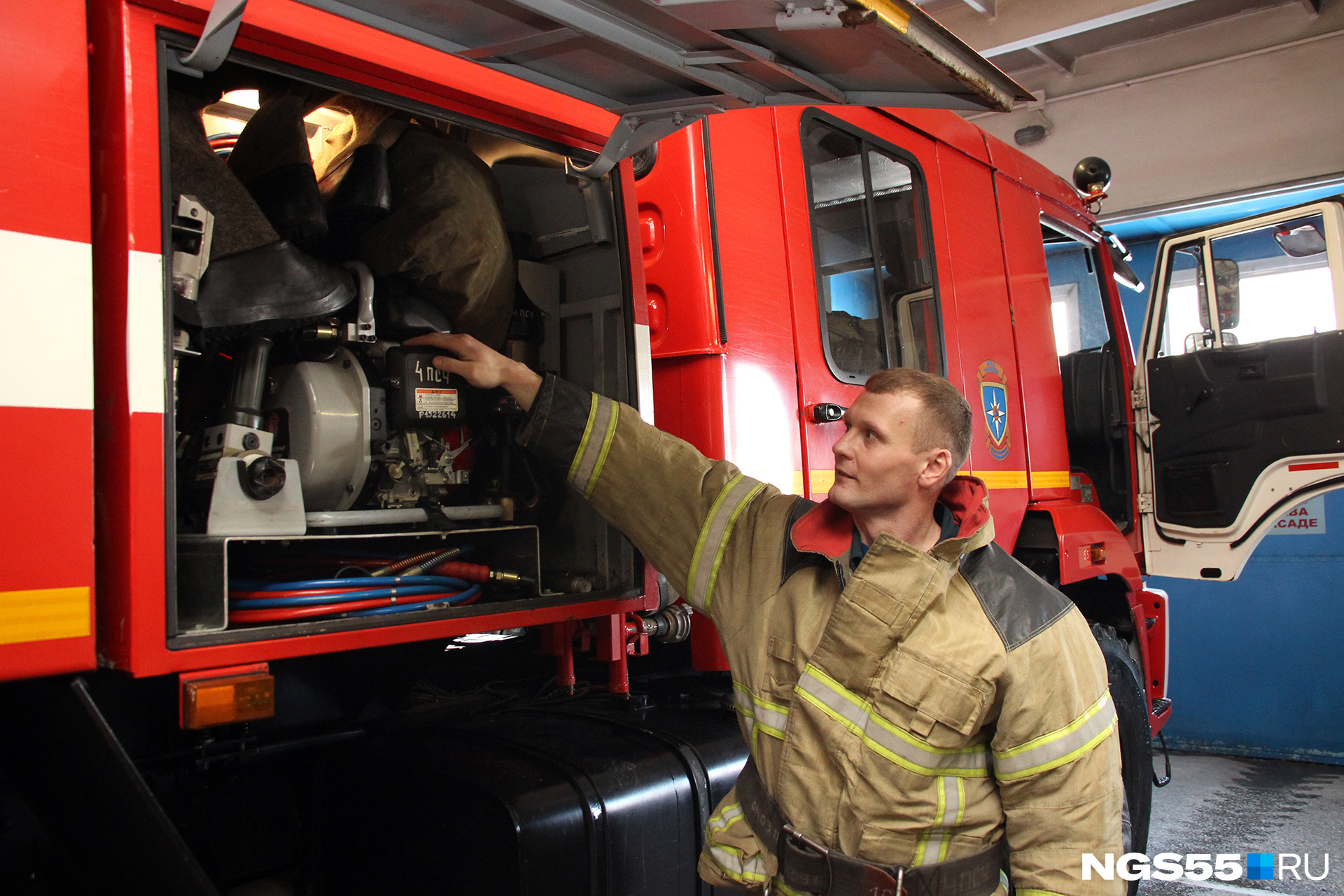 Александр Чиботарь показал все отсеки пожарных машин, в которых спасатели хранят необходимое оборудование