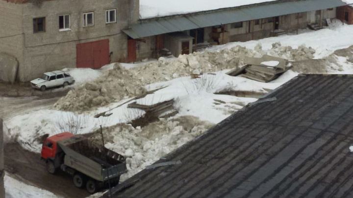 Уфимец пожаловался на грязные снежные кучи, сваленные прямо напротив новостроек