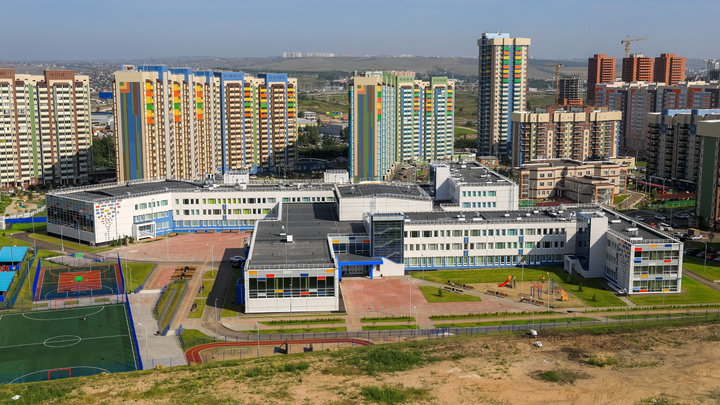 «Вы о таком могли только мечтать»: показываем изнутри новые школы в Покровском и Солнечном