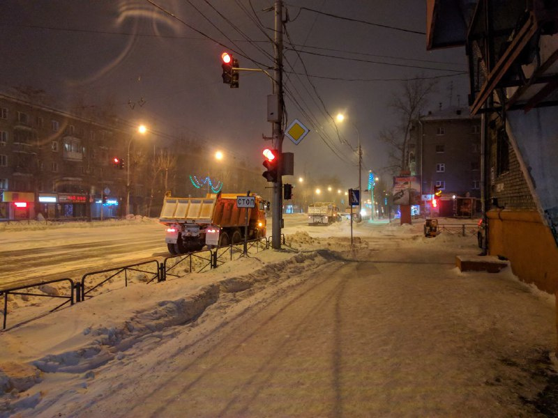 Дорожники начали чистить улицы города от снега