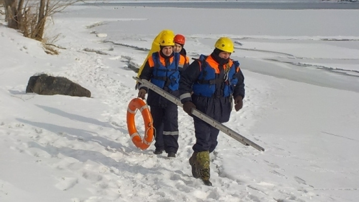 Рыбаки оказались заблокированы на Красноярском водохранилище из-за подтаявшего льда
