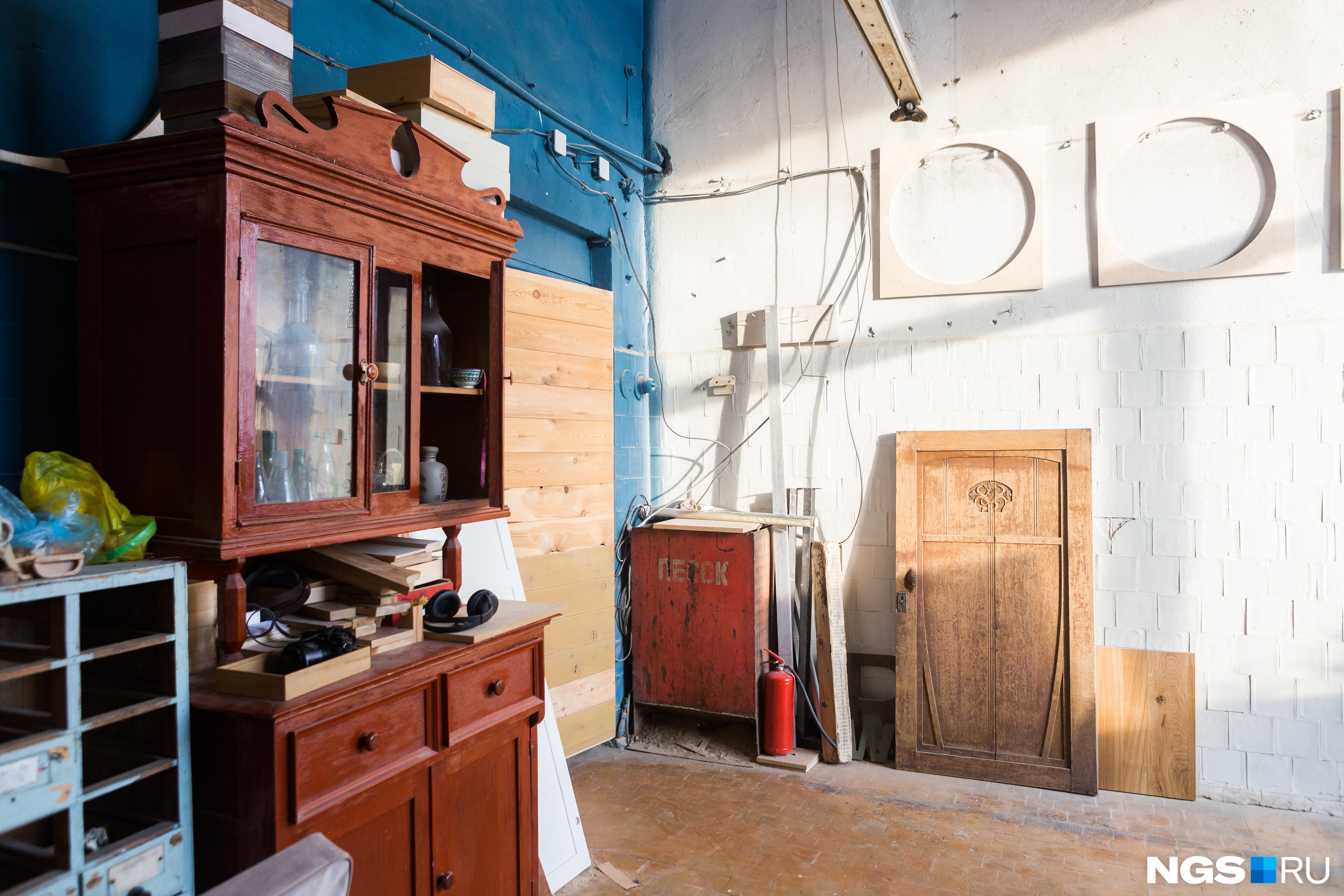 В их мастерской стоит ещё и старая мебель, которую они хотят отреставрировать или применить в каком-нибудь проекте