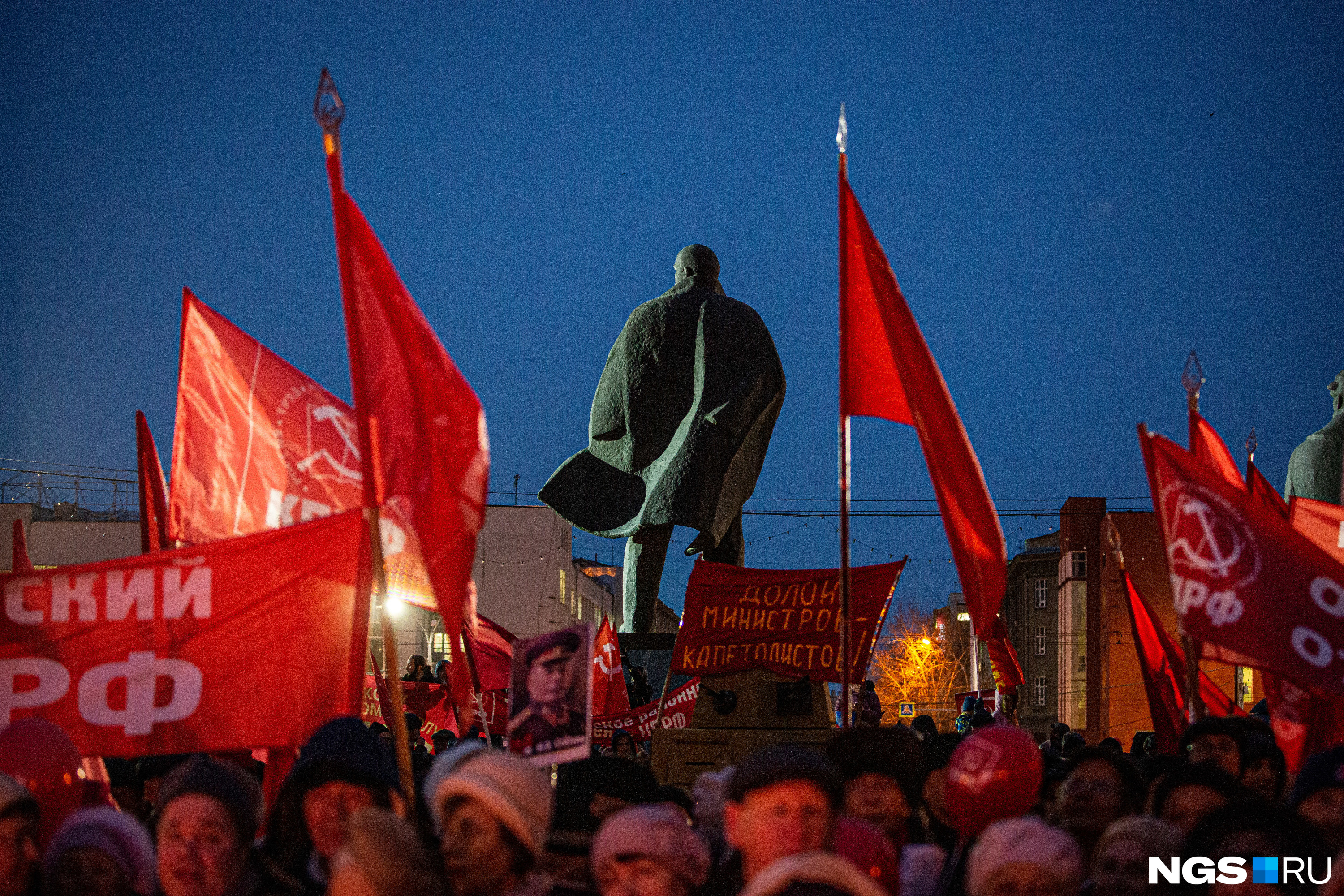 Шествие закончилось митингом на площади Ленина. Собравшиеся требовали роста зарплат и пенсий 