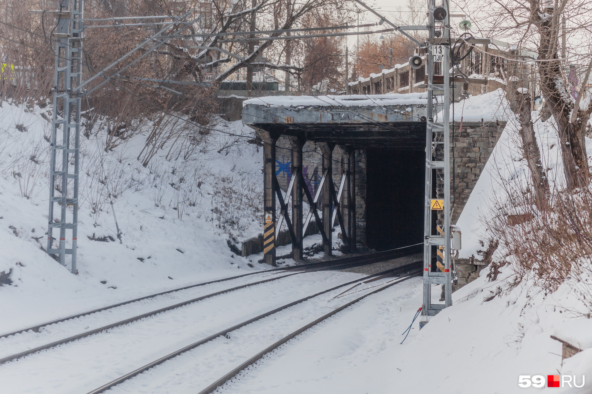 Под дорогой находится железнодорожный тоннель
