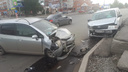 Toyota Probox с взорвавшимся колесом выехала на встречку и попала в аварию