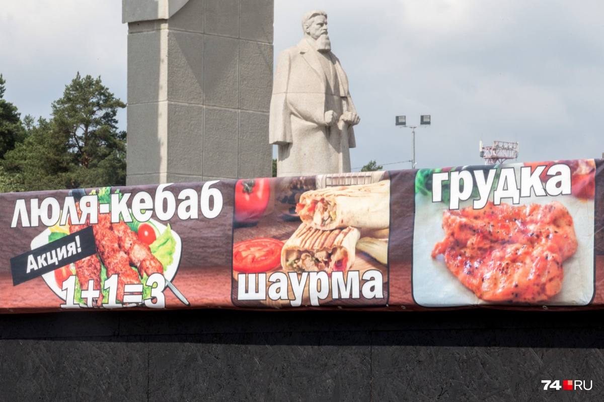 От такого соседства, кажется, негодовал даже сам памятник От такого соседства, кажется, негодовал даже сам памятник