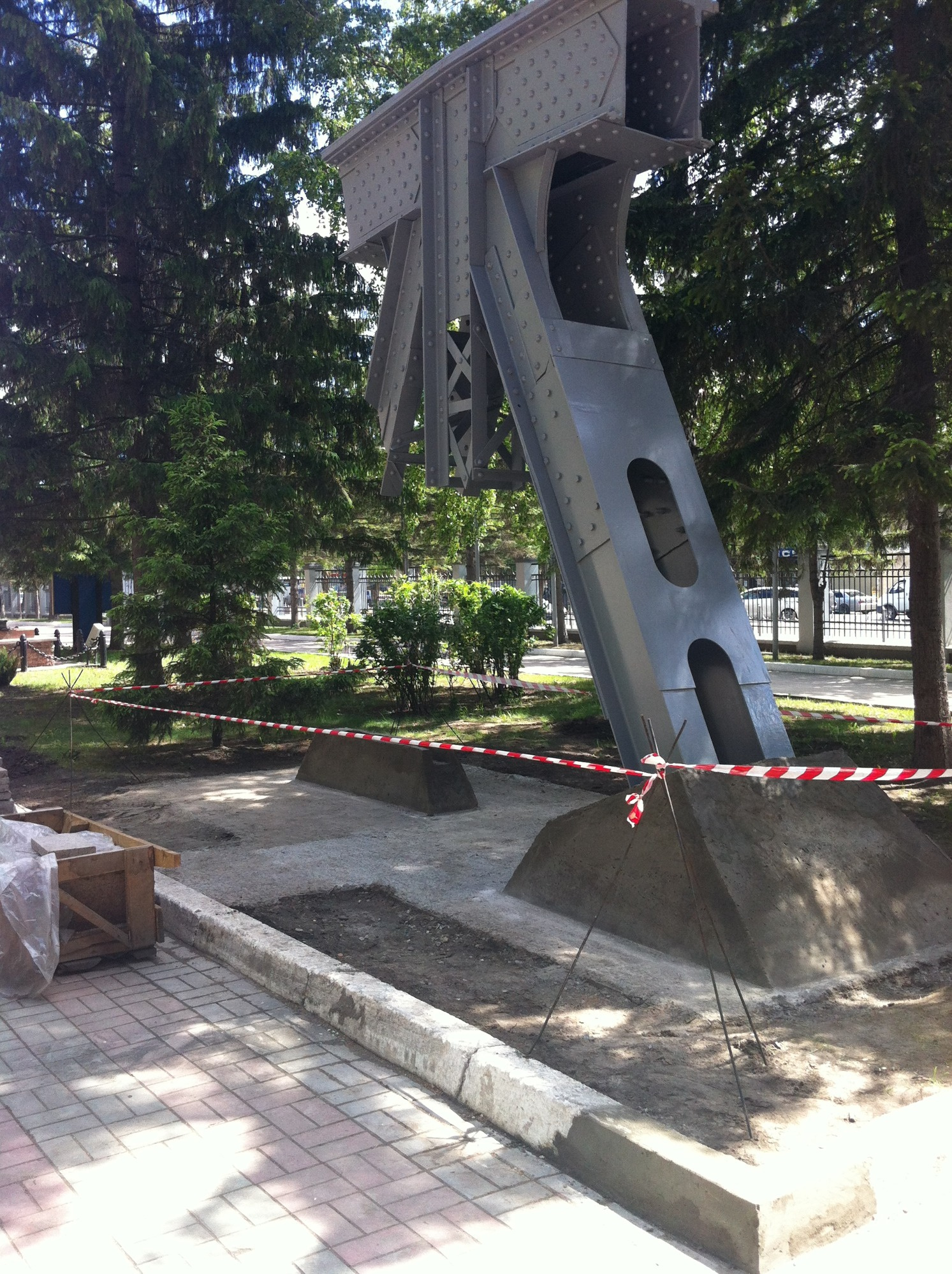 Сегодня, 2 июня, монумент выглядит так. Завтра рабочие начнут делать гранитный постамент