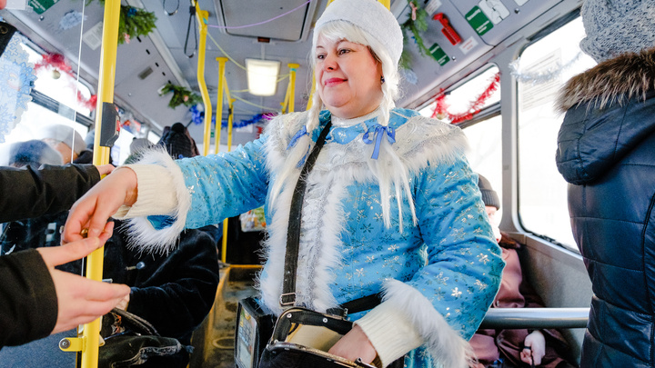 «Люблю свою работу и праздники». В Перми кондуктор автобуса встречает пассажиров в образе Снегурочки