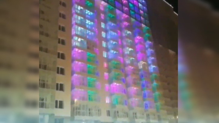 На домах микрорайона «Тихие зори» сделали светоинсталляции для гостей Универсиады