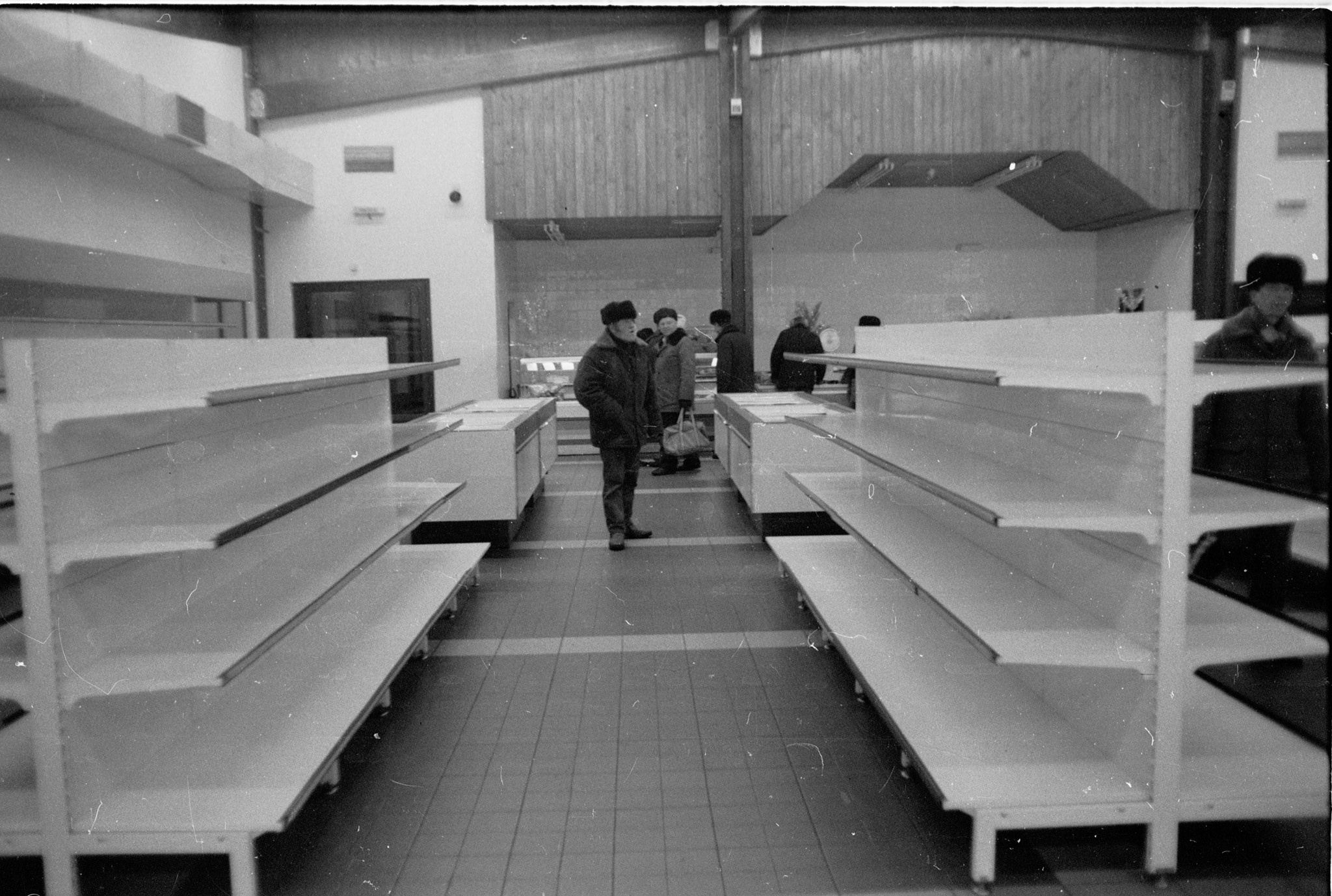 Но чаще в магазинах можно было увидеть вот такую картину Но чаще в магазинах можно было увидеть вот такую картину