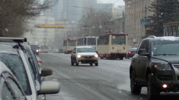 «Когда поедут, неизвестно»: в центре Челябинска из-за неисправности путей встали трамваи