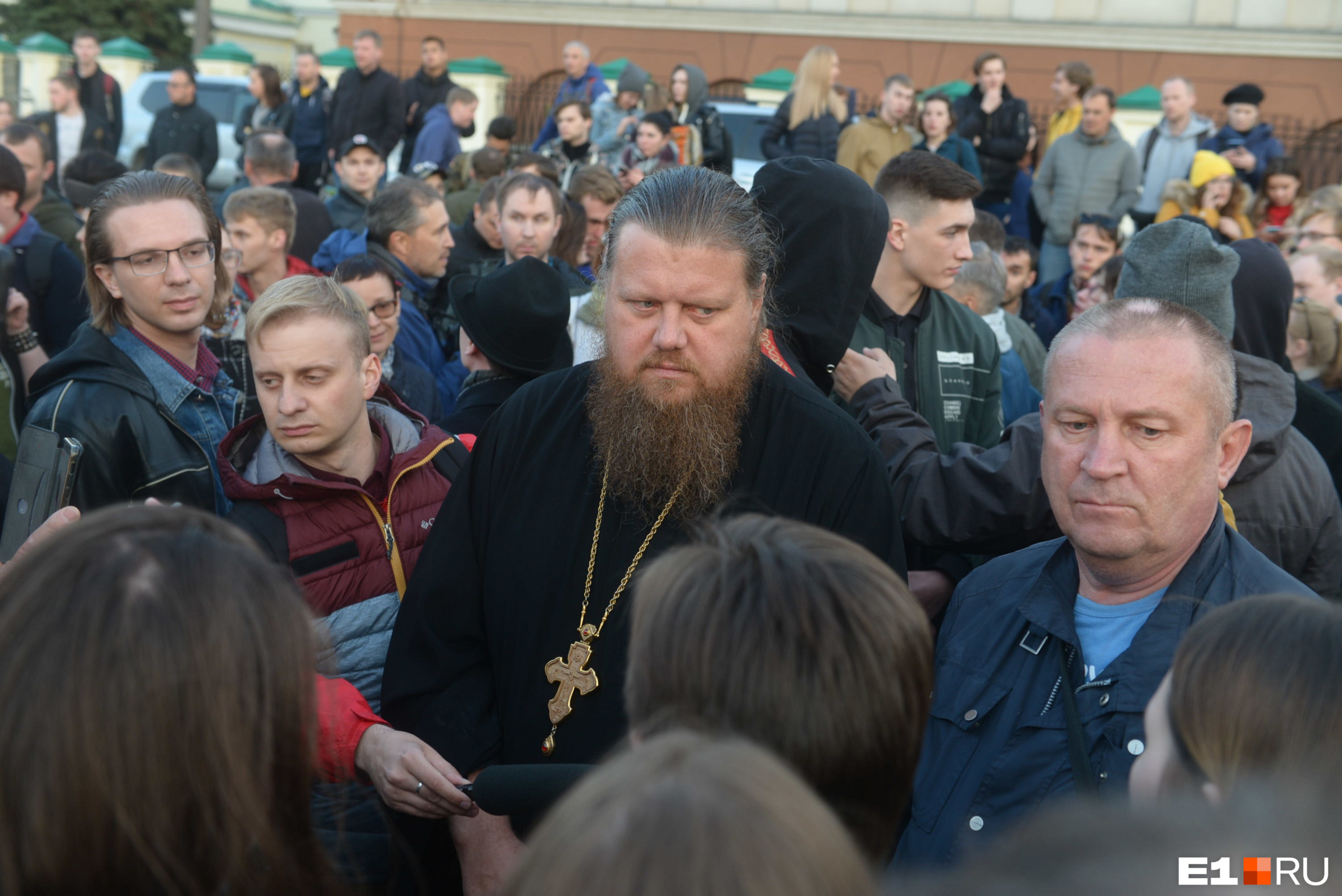 Настоятель Храма на Крови Максим Миняйло несколько дней ходил на акции протеста, чтобы разговаривать с защитниками сквера. Его сопровождал Мезенин