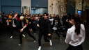 Новосибирцы повторили танец популярной корейской группы в «Победе»