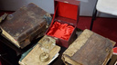 «Читать с осторожностью»: музею Алабина подарили книги с 200-летней историей