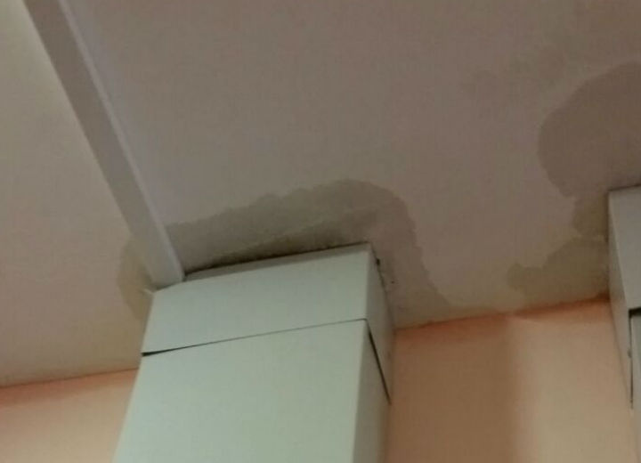 После дождя в двух подъездах нового дома образуются мокрые пятна После дождя в двух подъездах нового дома образуются мокрые пятна