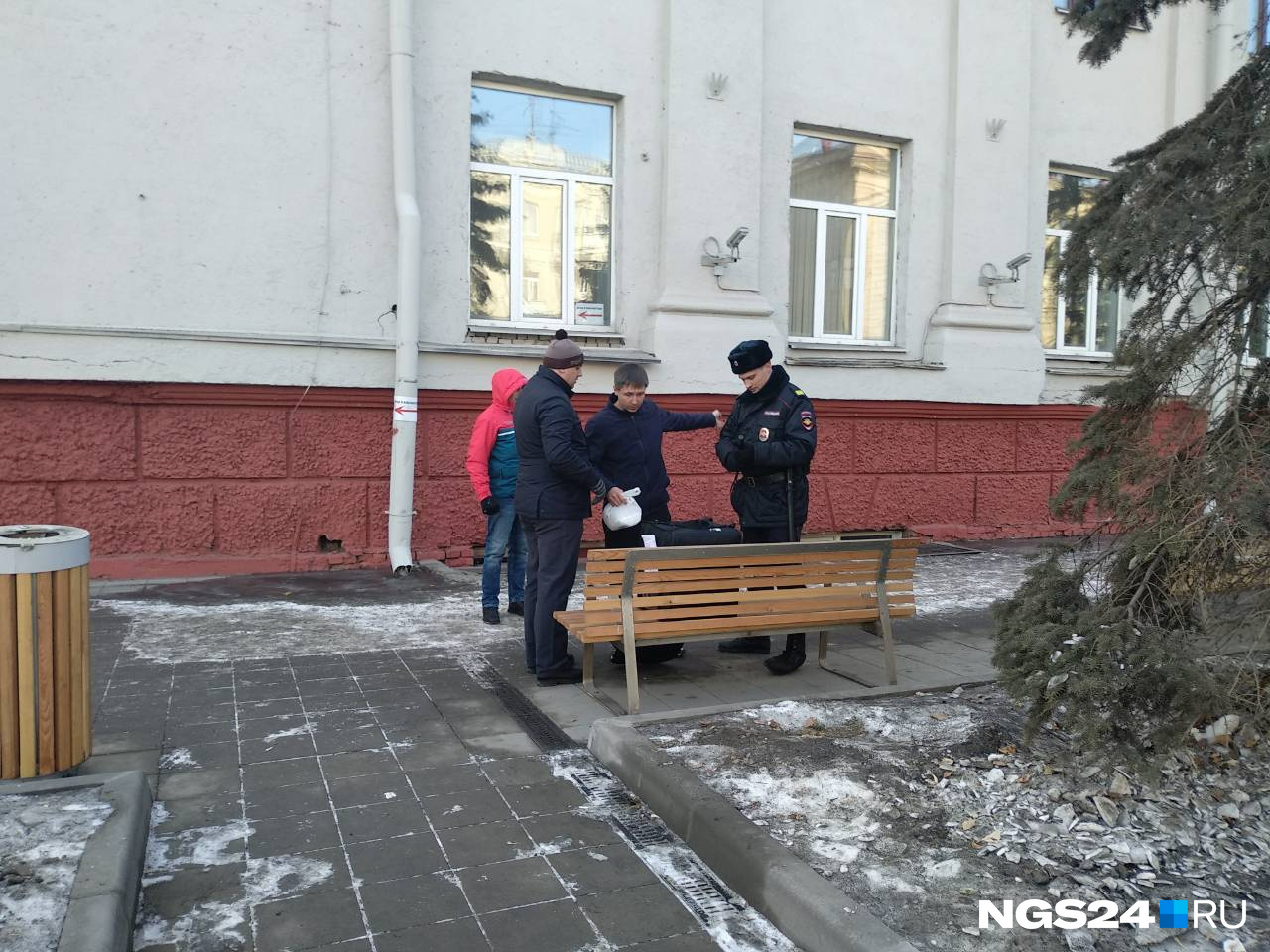 Мужчину попросили показать, что у него в сумке Мужчину попросили показать, что у него в сумке