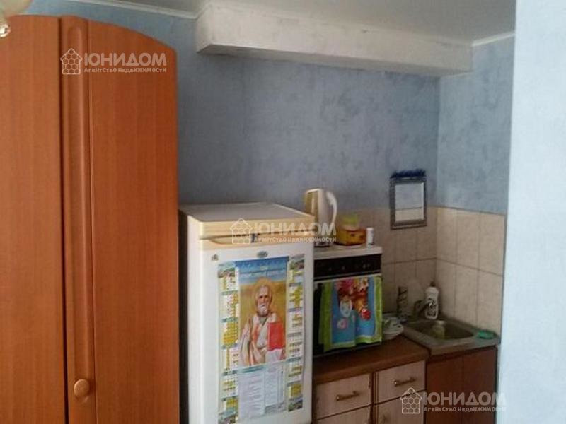 Кухню оборудовали прямо у входа Кухню оборудовали прямо у входа