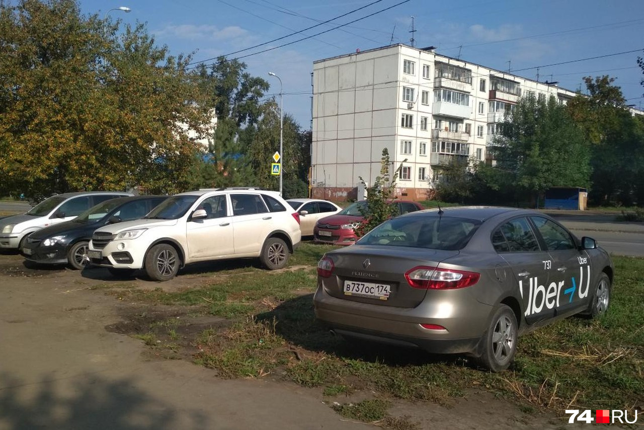 Типичная картина в старых дворах Челябинска: парковку разбили точно на газоне Типичная картина в старых дворах Челябинска: парковку разбили точно на газоне
