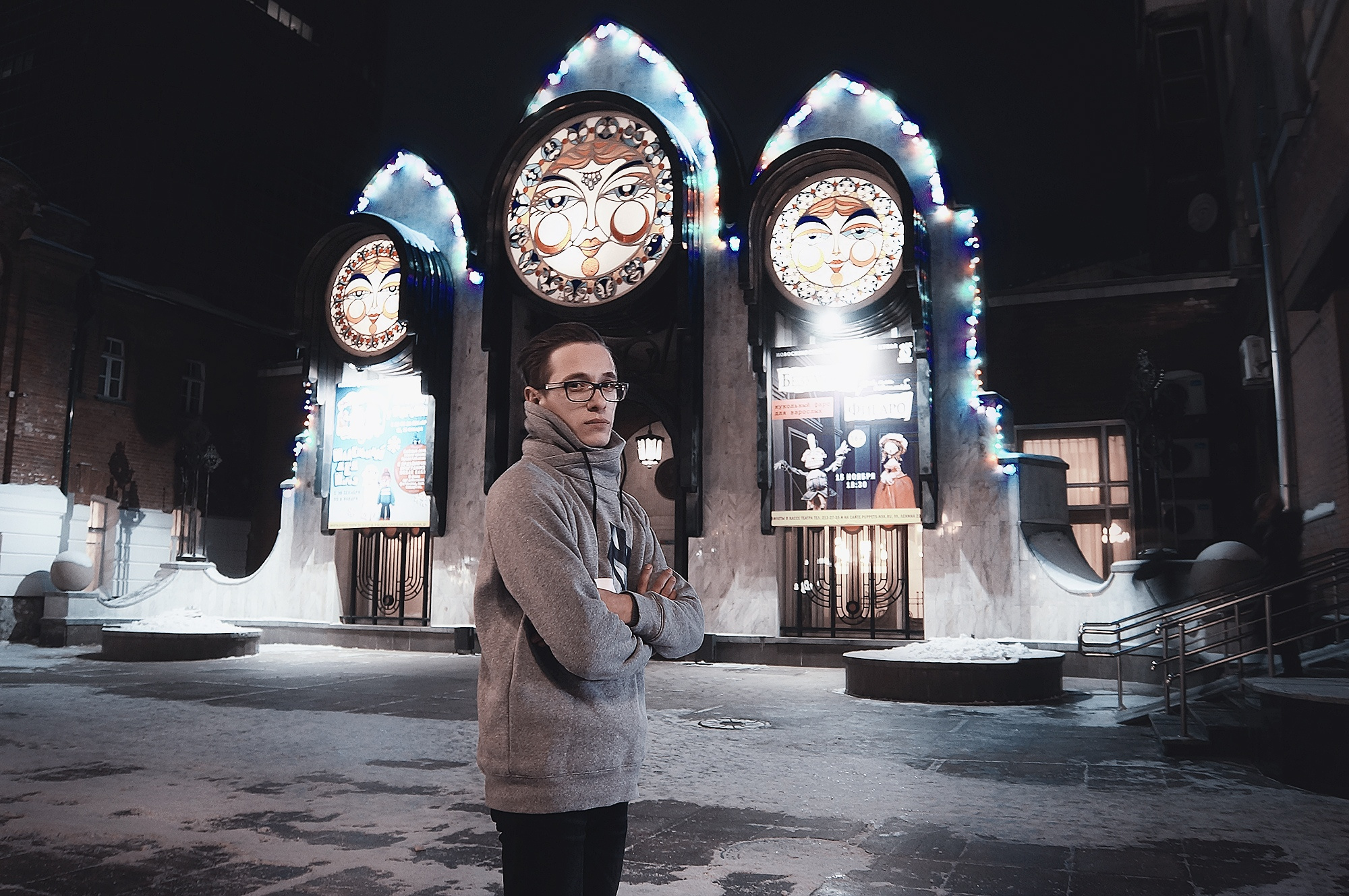 Александр возле Театра кукол в Новосибирске