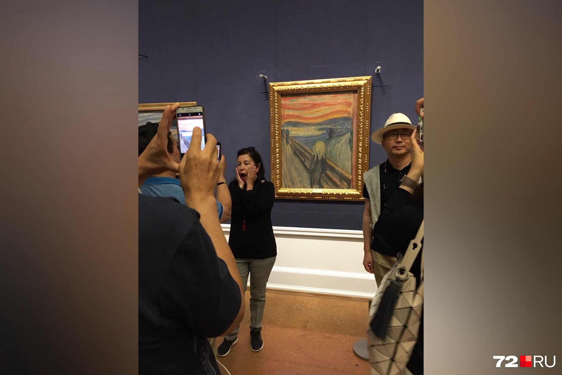 Немного мешали любоваться шедеврами китайские туристы, стремившиеся сфотографироваться на фоне каждой картины или как минимум сделать селфи