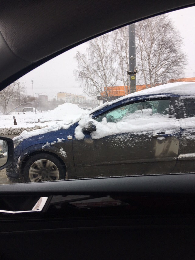 Некоторые водители не стали счищать снег с машины