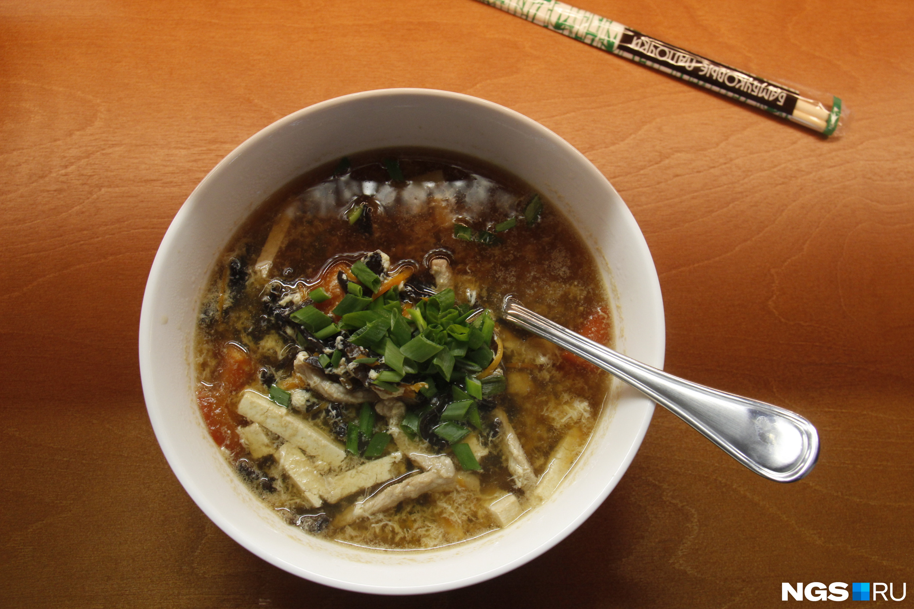 Остро-кислый суп с тофу и древесными грибами (190 рублей)