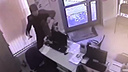 Видео: грабитель с ножом ворвался в офис микрозаймов и унёс деньги