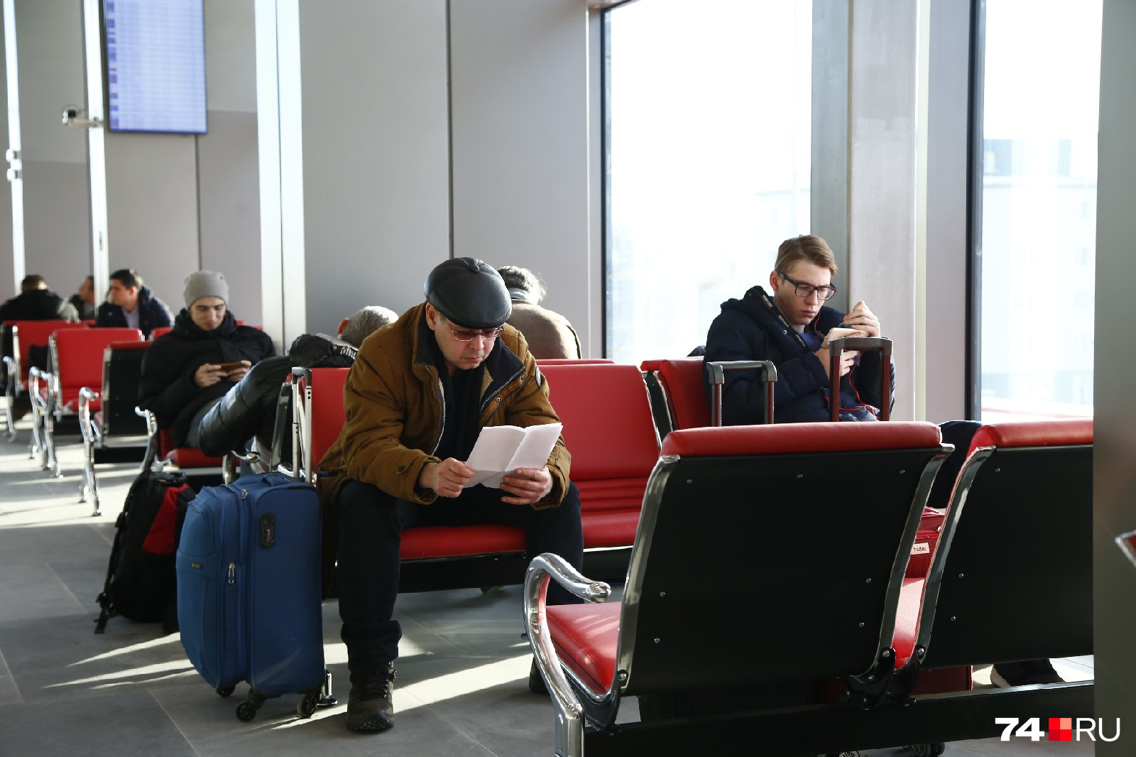 Для пассажиров сделали красные кожаные сиденья