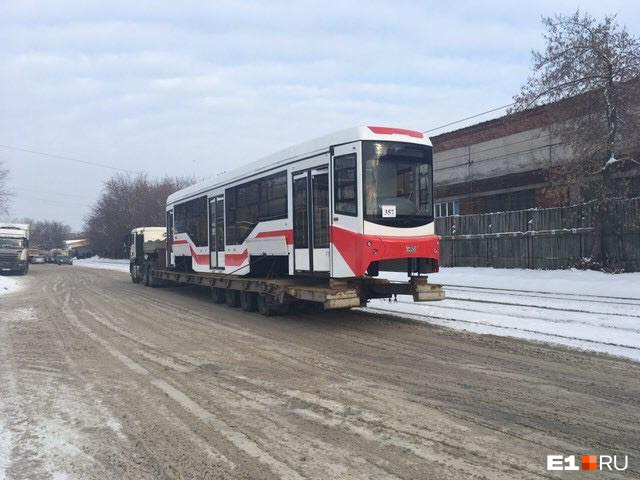 Один из новых вагонов модели 71–407, которые администрация Екатеринбурга приобрела в Нижнем Новгороде, везут в Северное депо