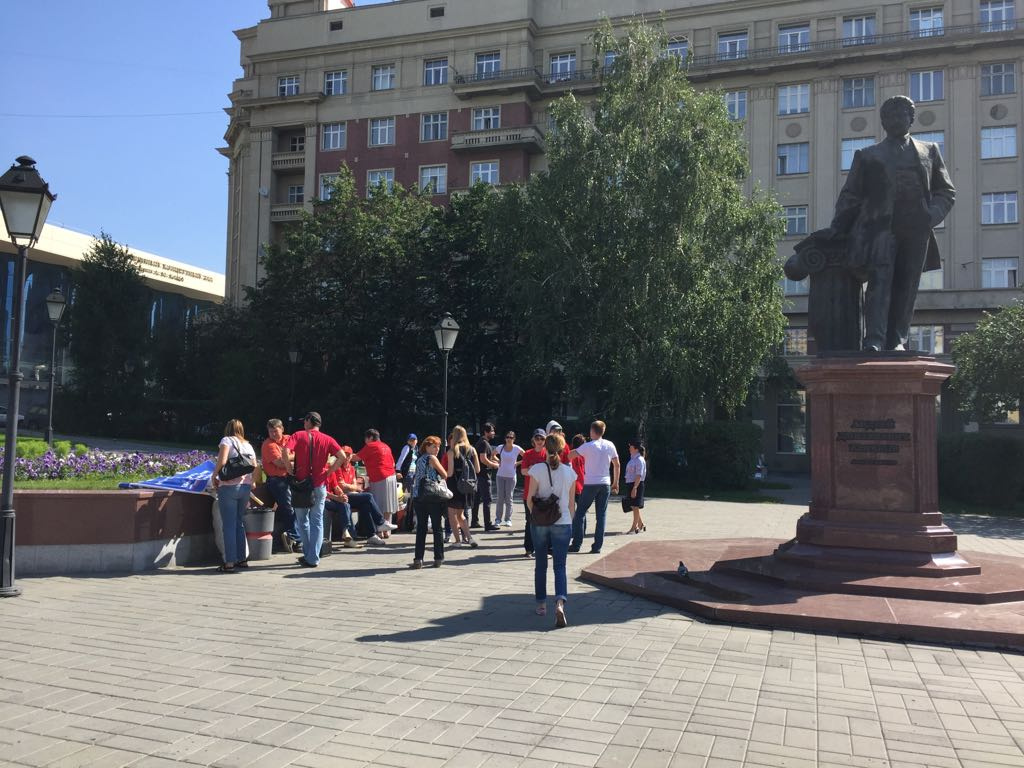 Участники акции у памятника Крячкову